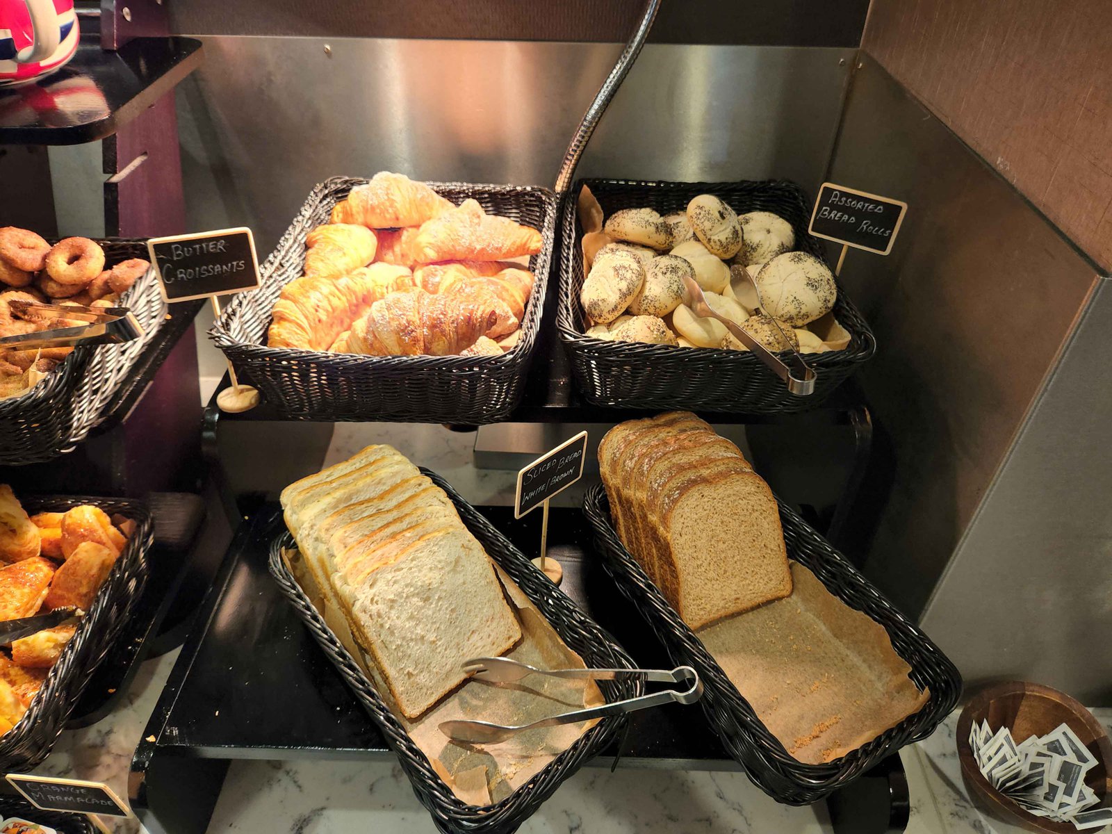 Review: United Club Lounge - London Heathrow Terminal 2B - United Polaris Heathrow T2B Food Drinks -9-