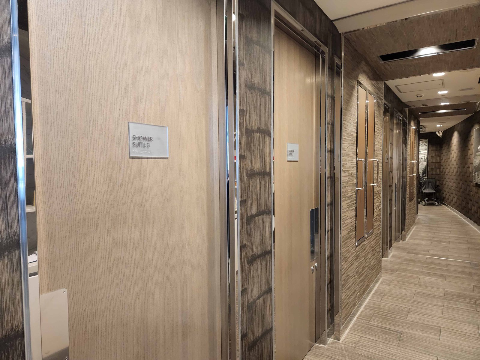 Review: United Club Lounge - London Heathrow Terminal 2B - United Polaris Heathrow T2B Showers -1-