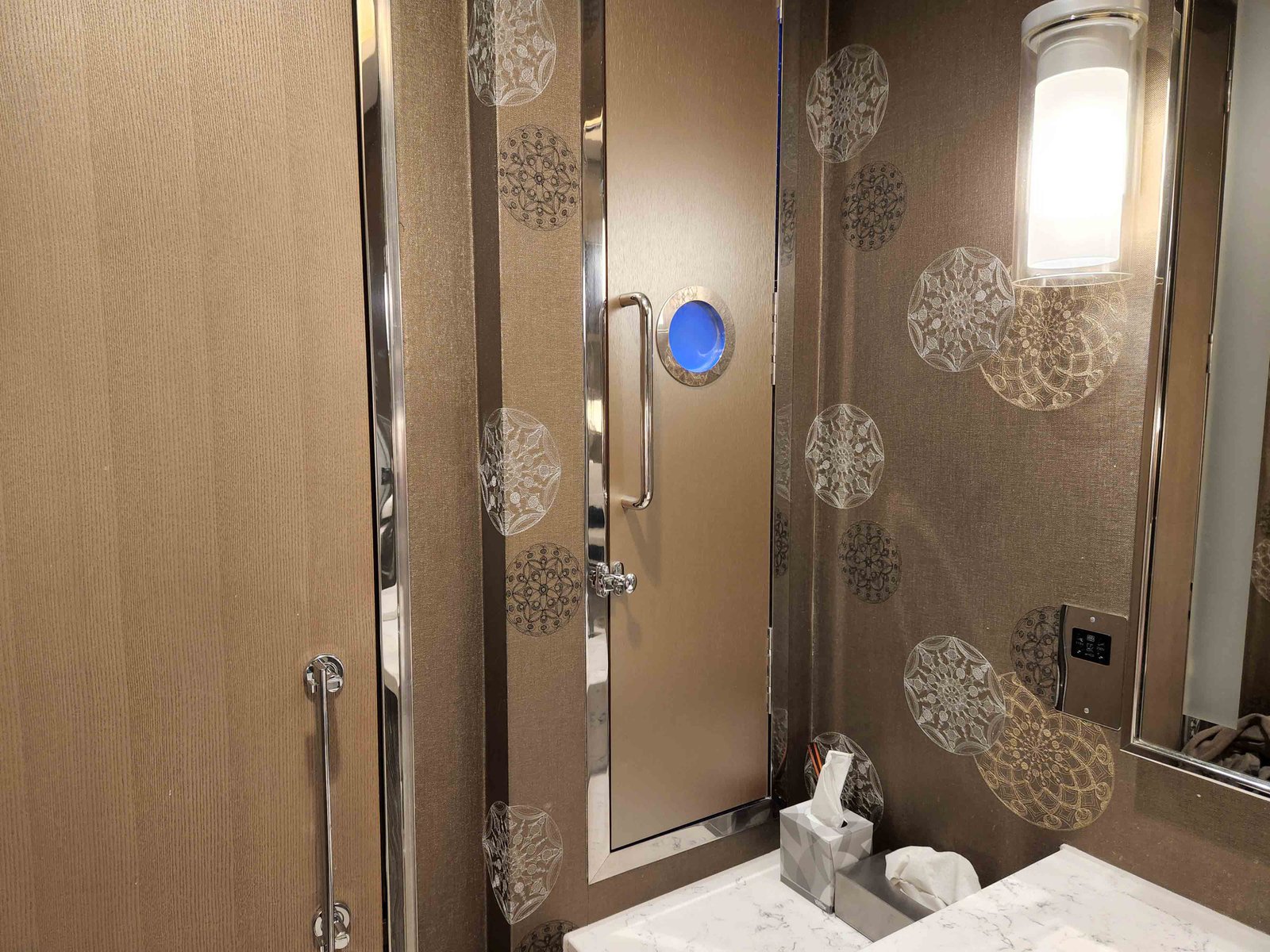 Review: United Club Lounge - London Heathrow Terminal 2B - United Polaris Heathrow T2B Showers -10-