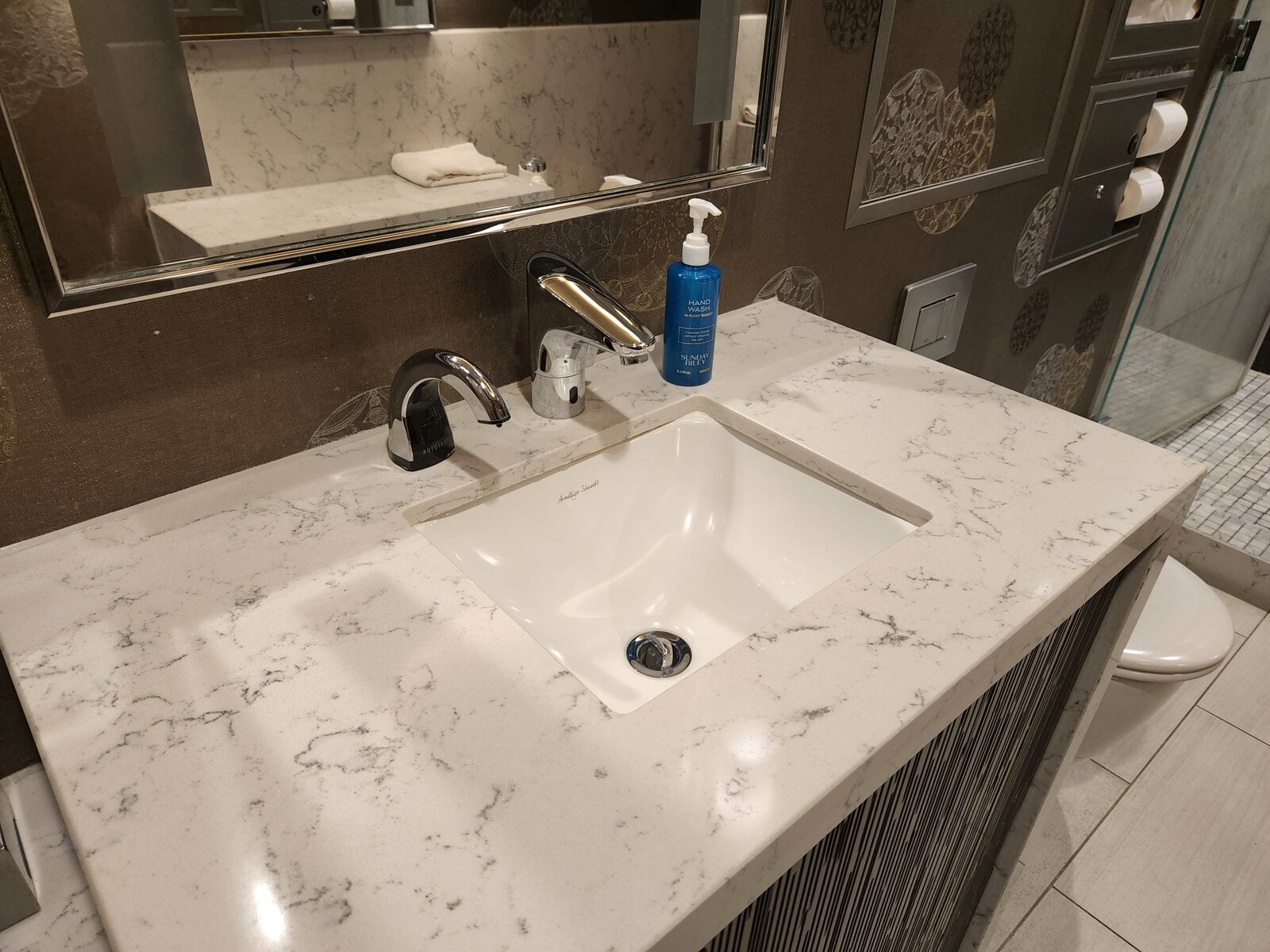 Review: United Club Lounge - London Heathrow Terminal 2B - United Polaris Heathrow T2B Showers -4-
