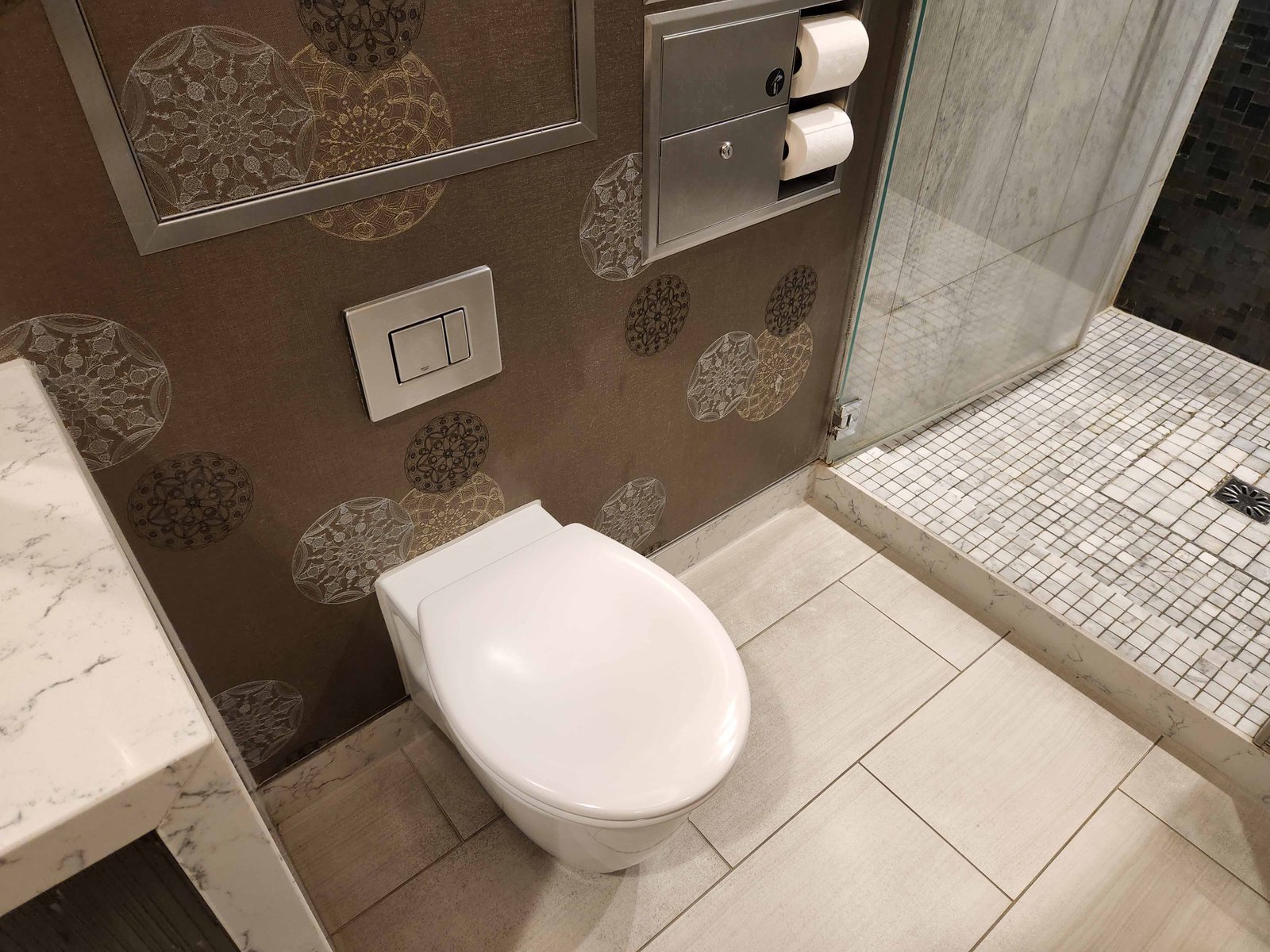 Review: United Club Lounge - London Heathrow Terminal 2B - United Polaris Heathrow T2B Showers -6-