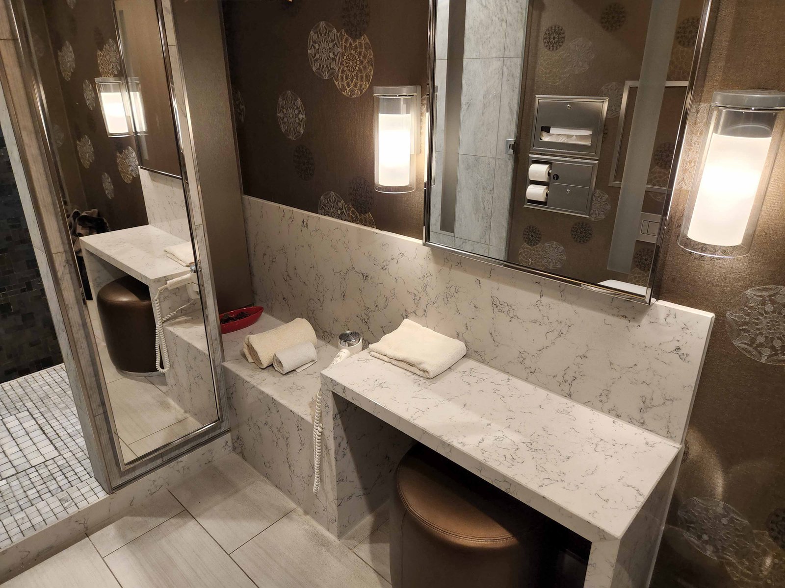 Review: United Club Lounge - London Heathrow Terminal 2B - United Polaris Heathrow T2B Showers -7-