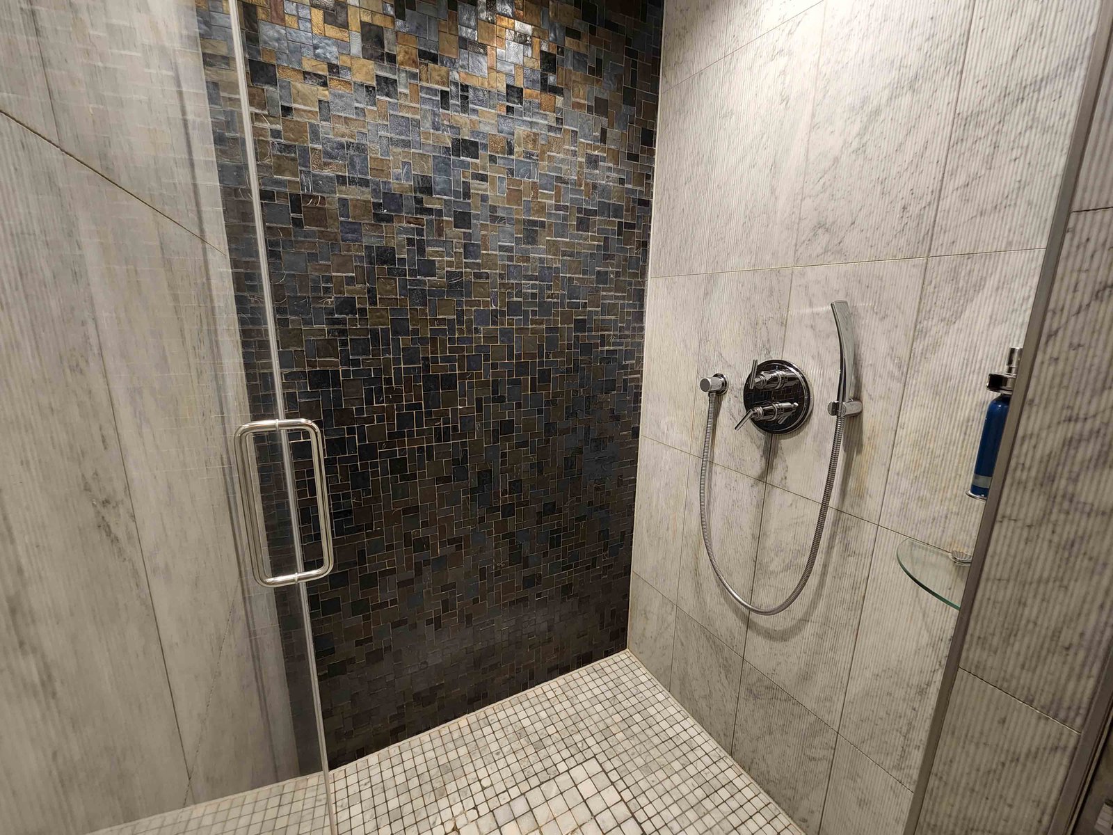 Review: United Club Lounge - London Heathrow Terminal 2B - United Polaris Heathrow T2B Showers -8-