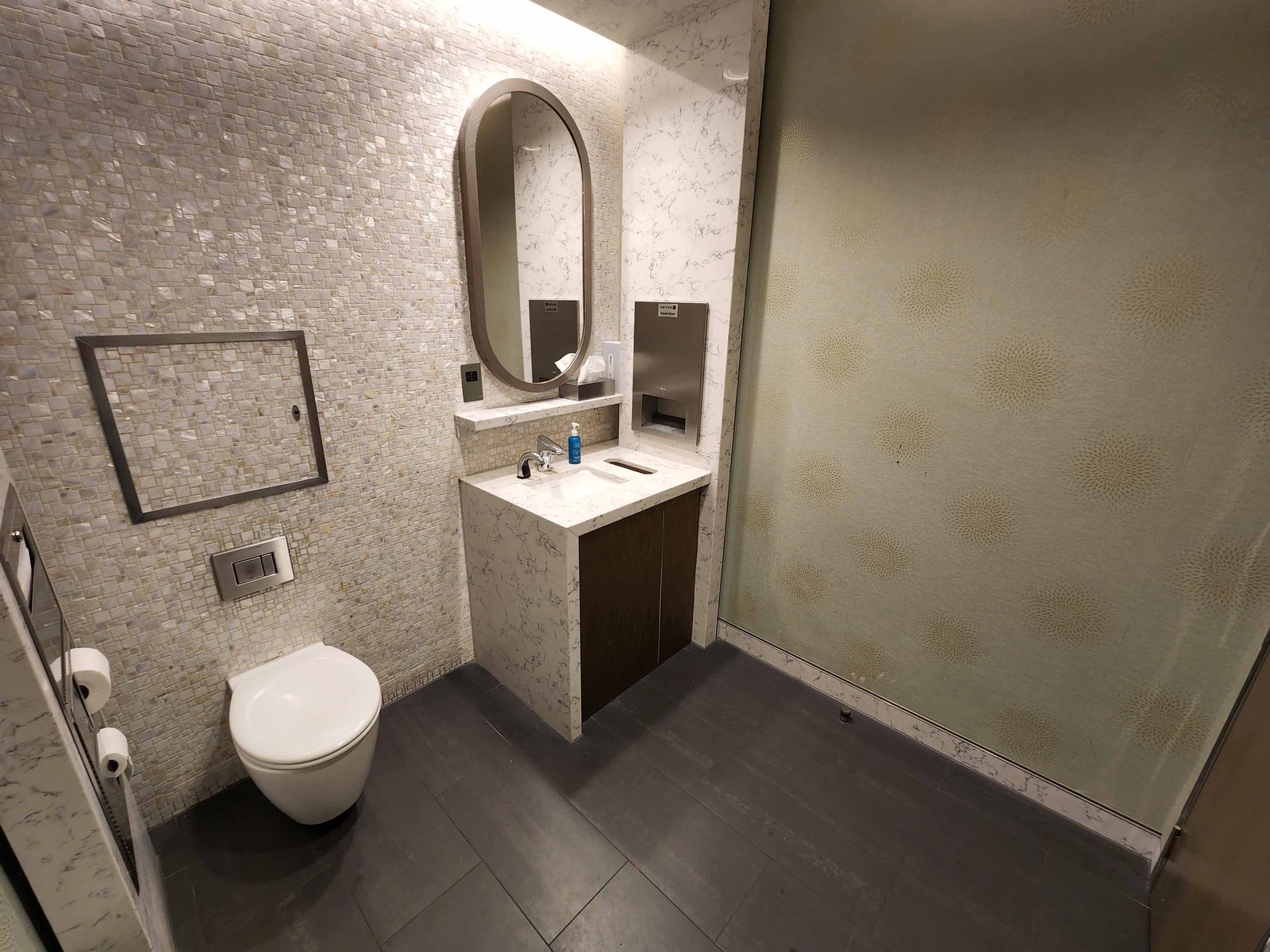Review: United Club Lounge - London Heathrow Terminal 2B - United Polaris Heathrow T2B Washrooms 2