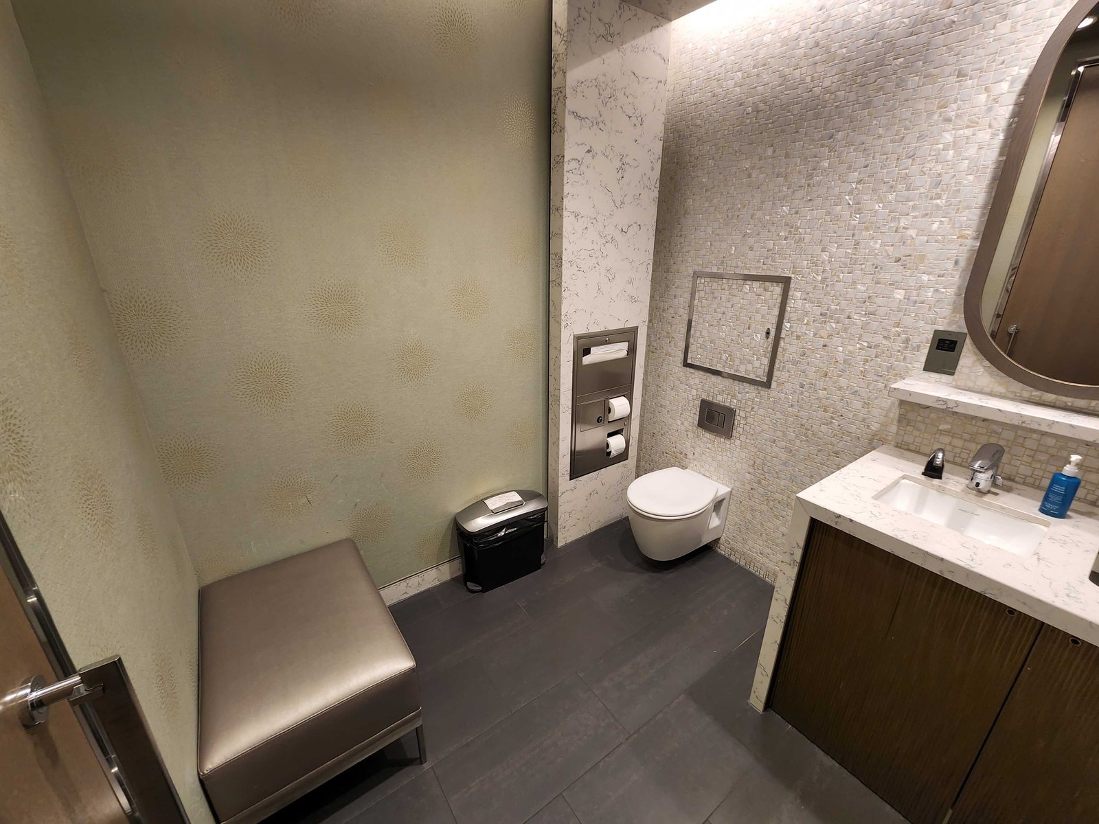 Review: United Club Lounge - London Heathrow Terminal 2B - United Polaris Heathrow T2B Washrooms 3