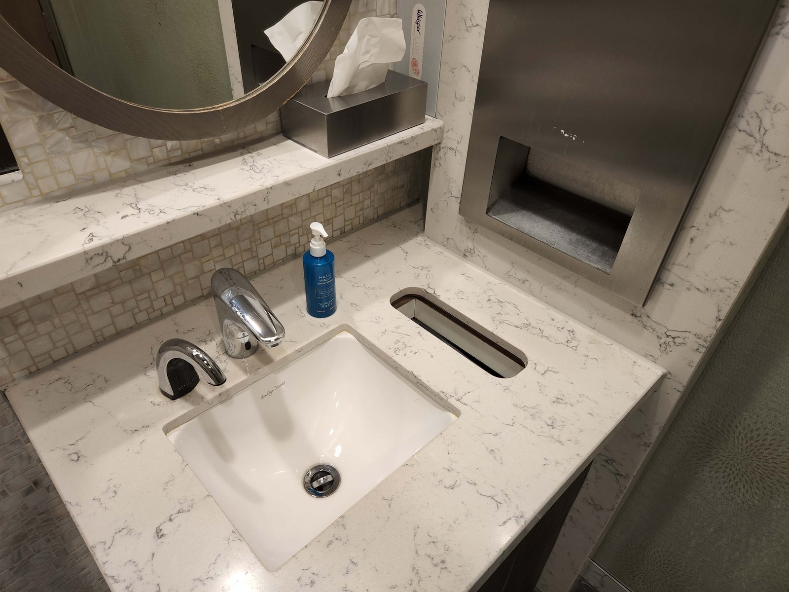 Review: United Club Lounge - London Heathrow Terminal 2B - United Polaris Heathrow T2B Washrooms 4