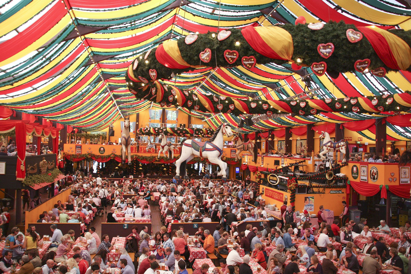 Munich&nbsp;: Bière, Schnitzel et porte de la Bavière - Munich Oktoberfest Tent