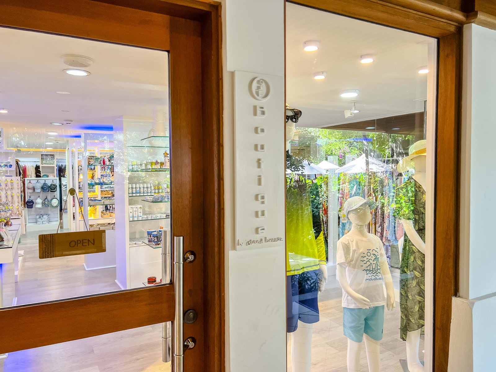 Review: Sheraton Maldives Full Moon Resort & Spa - Sheraton Maldives Gift Shop Boutique 6233