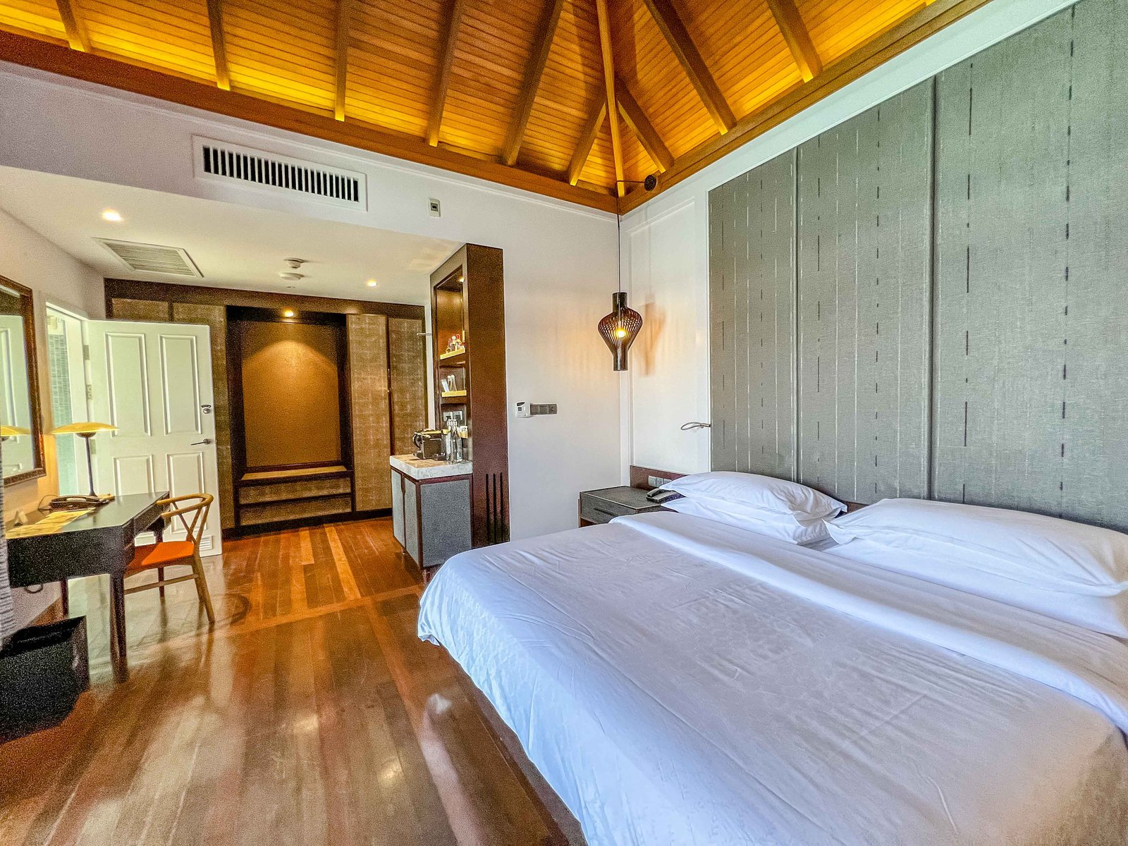 Review: Sheraton Maldives Full Moon Resort & Spa - Sheraton Maldives Overwater Bungalow 6349
