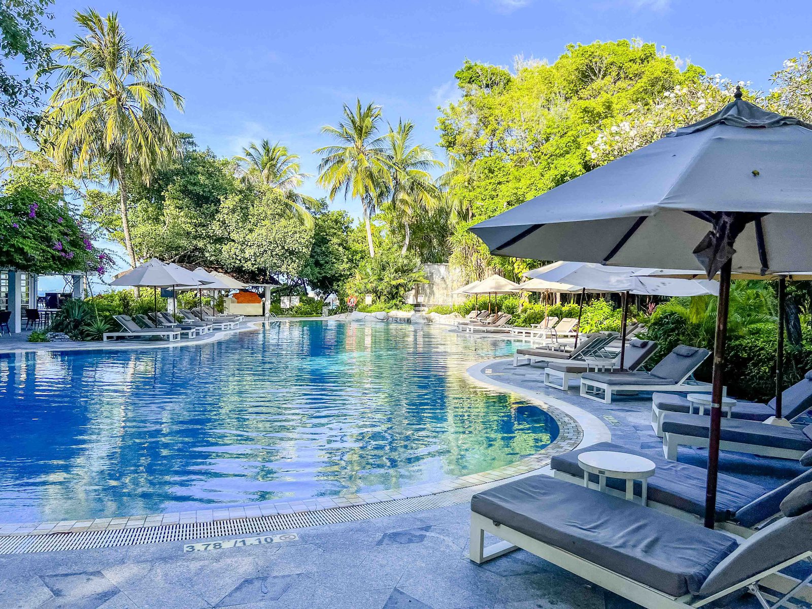 Aline - Sheraton Maldives Pool 6697
