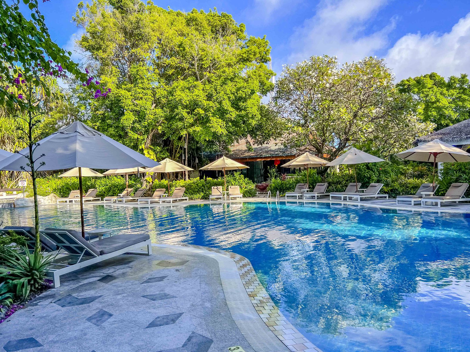 Aline - Sheraton Maldives Pool 6703