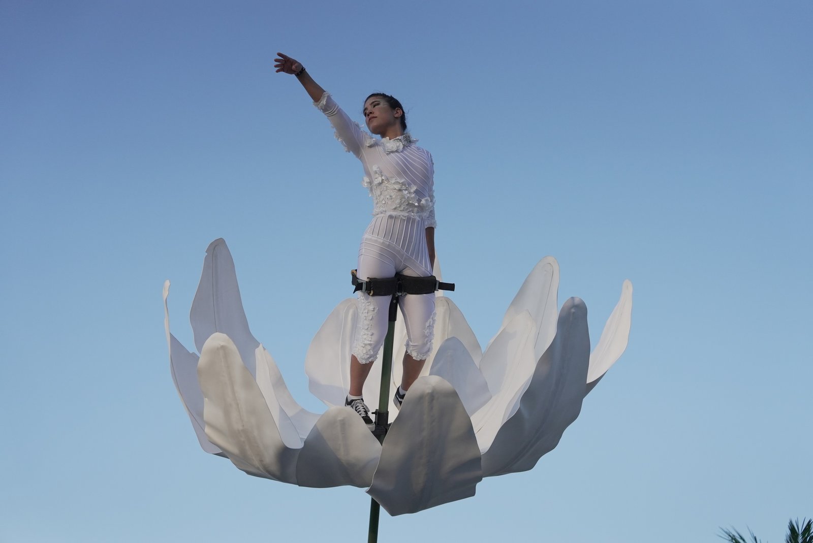 MDL Beast Soundstorm 2022: a world-class music festival - A stilt performer wows the crowds on arrival at SOUNDSTORM