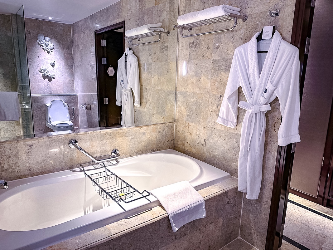 The Athenee Hotel, A Luxury Collection Hotel, Bangkok – Bathroom