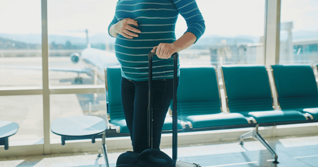 Femme enceinte voyage valise