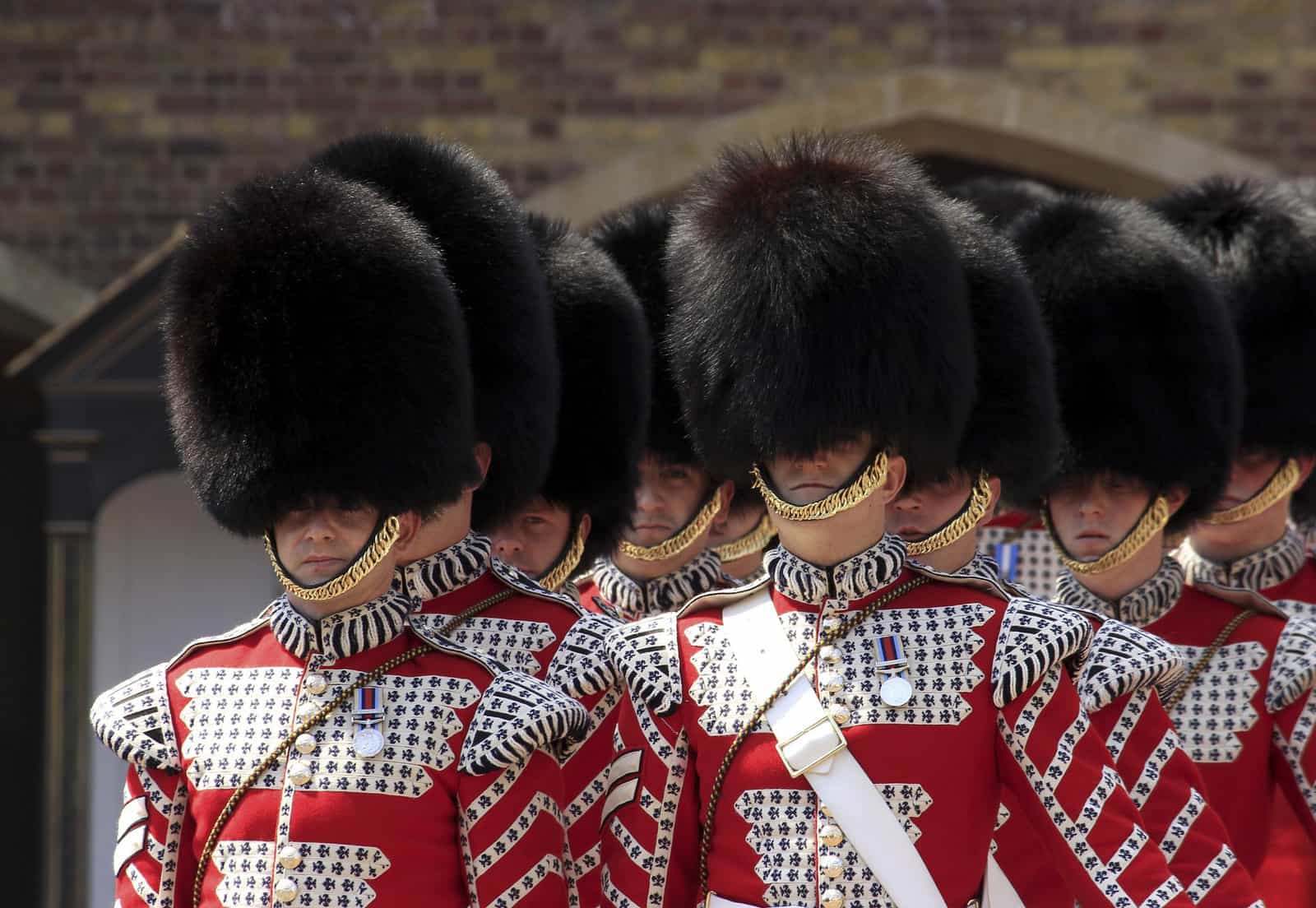 The Best Ways to Travel to London Using Points & Miles - Royal guard