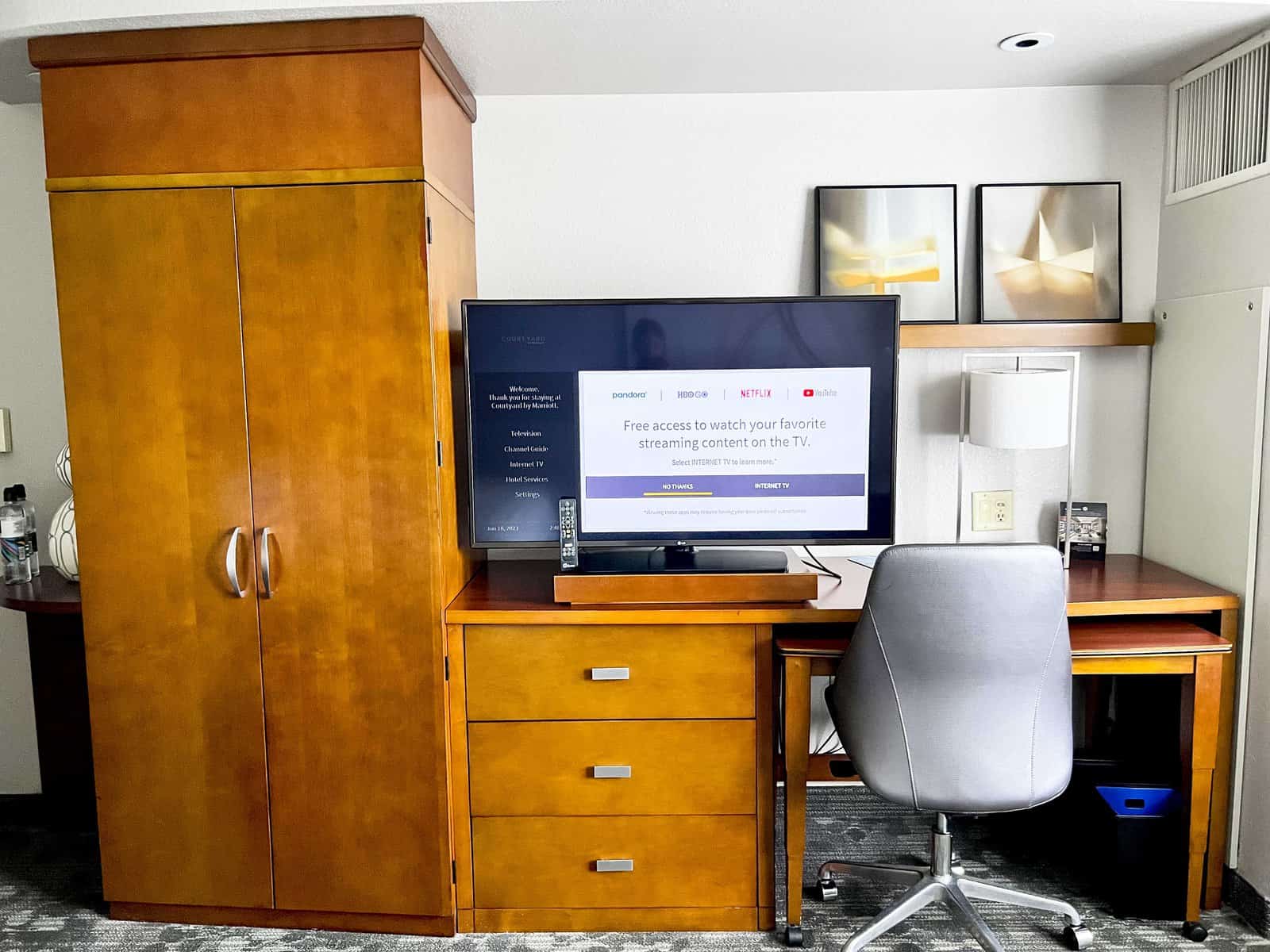 Avis&nbsp;: Courtyard Miami Airport | Marriott Bonvoy - Courtyard Miami Airport-wardrobe and work space