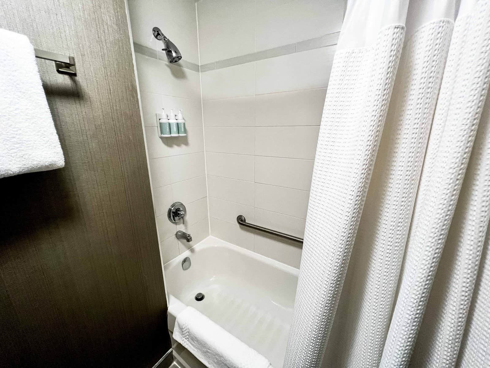 Review: Courtyard Toronto Downtown | Marriott Bonvoy - Courtyard Toronto Downtown Bathroom 2