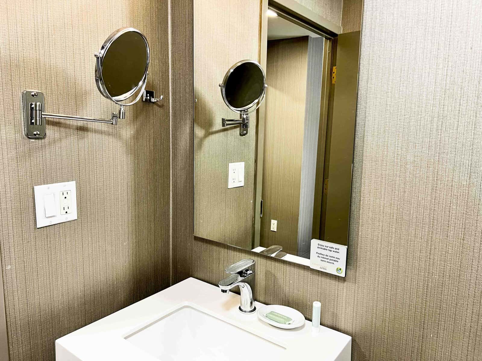 Review: Courtyard Toronto Downtown | Marriott Bonvoy - Courtyard Toronto Downtown Bathroom 5
