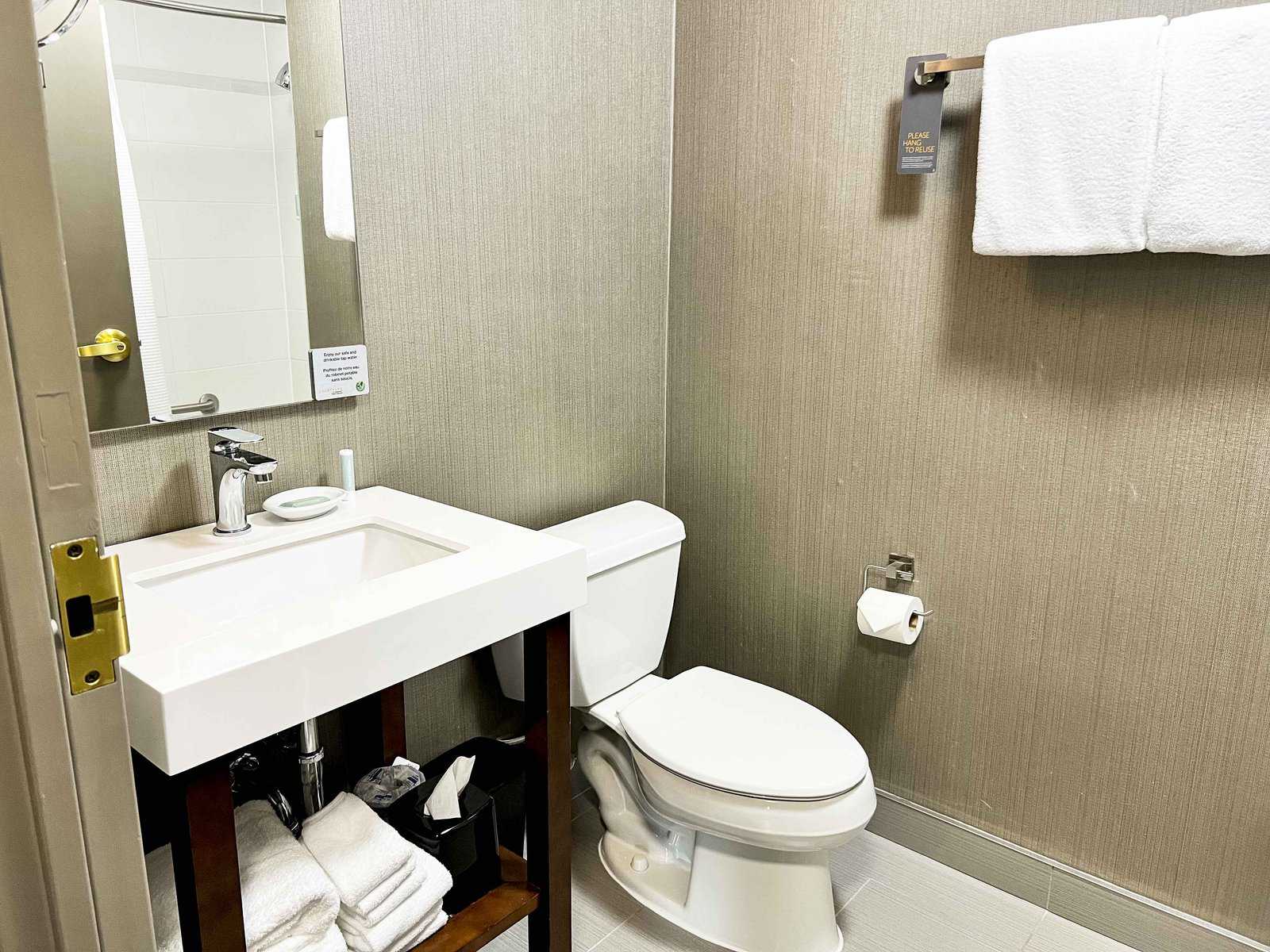 Review: Courtyard Toronto Downtown | Marriott Bonvoy - Courtyard Toronto Downtown Bathroom