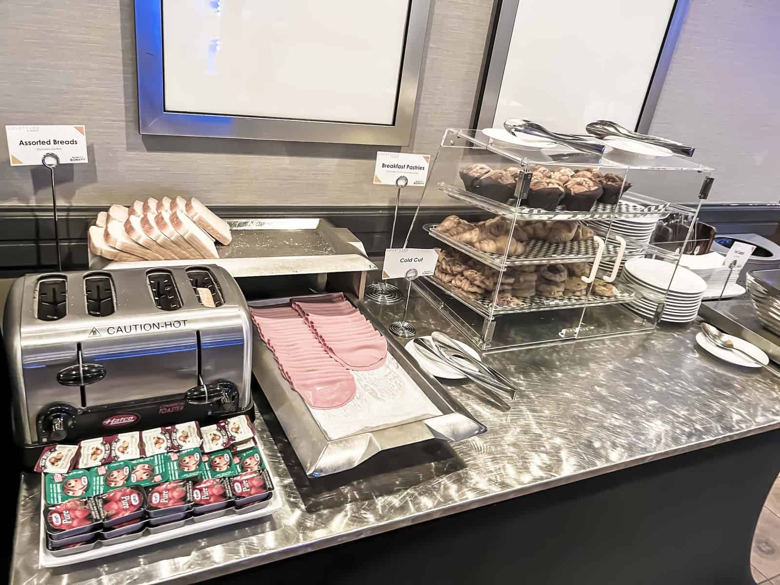 Review: Courtyard Toronto Downtown | Marriott Bonvoy - Courtyard Toronto Downtown Breakfast