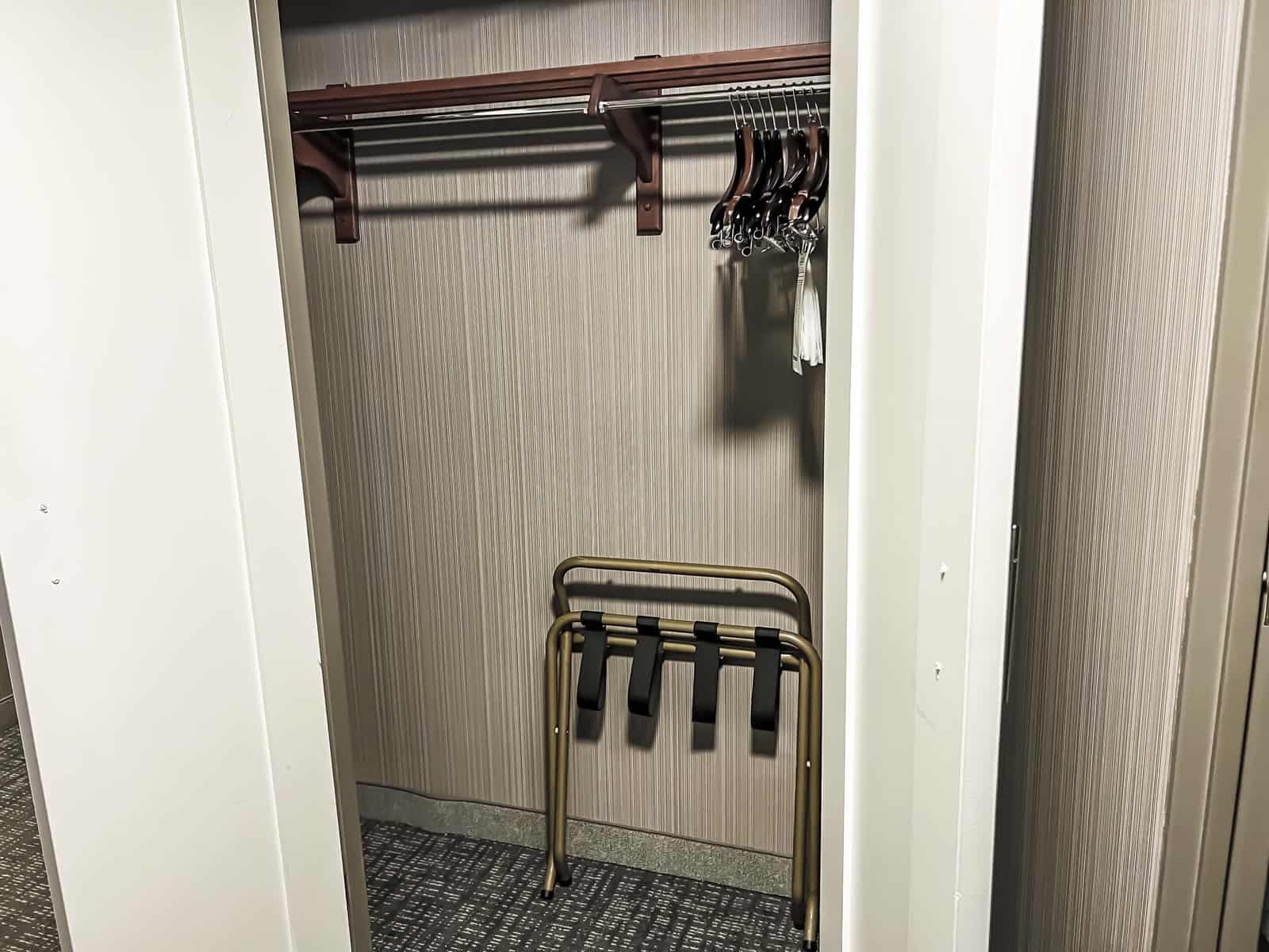 Review: Courtyard Toronto Downtown | Marriott Bonvoy - Courtyard Toronto Downtown Closet