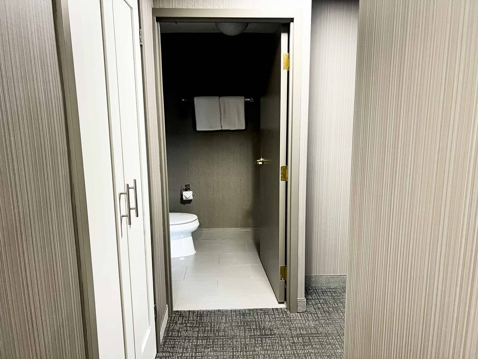 Review: Courtyard Toronto Downtown | Marriott Bonvoy - Courtyard Toronto Downtown Entrance