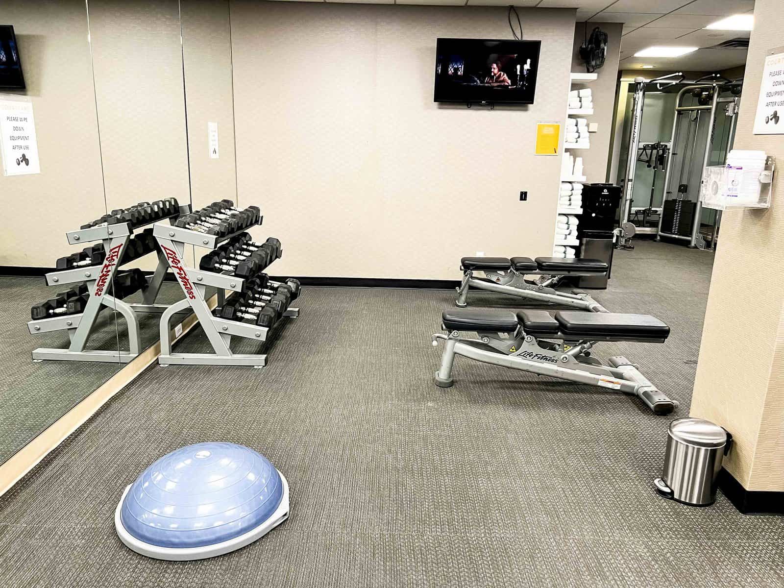 Review: Courtyard Toronto Downtown | Marriott Bonvoy - Courtyard Toronto Downtown Gym 4