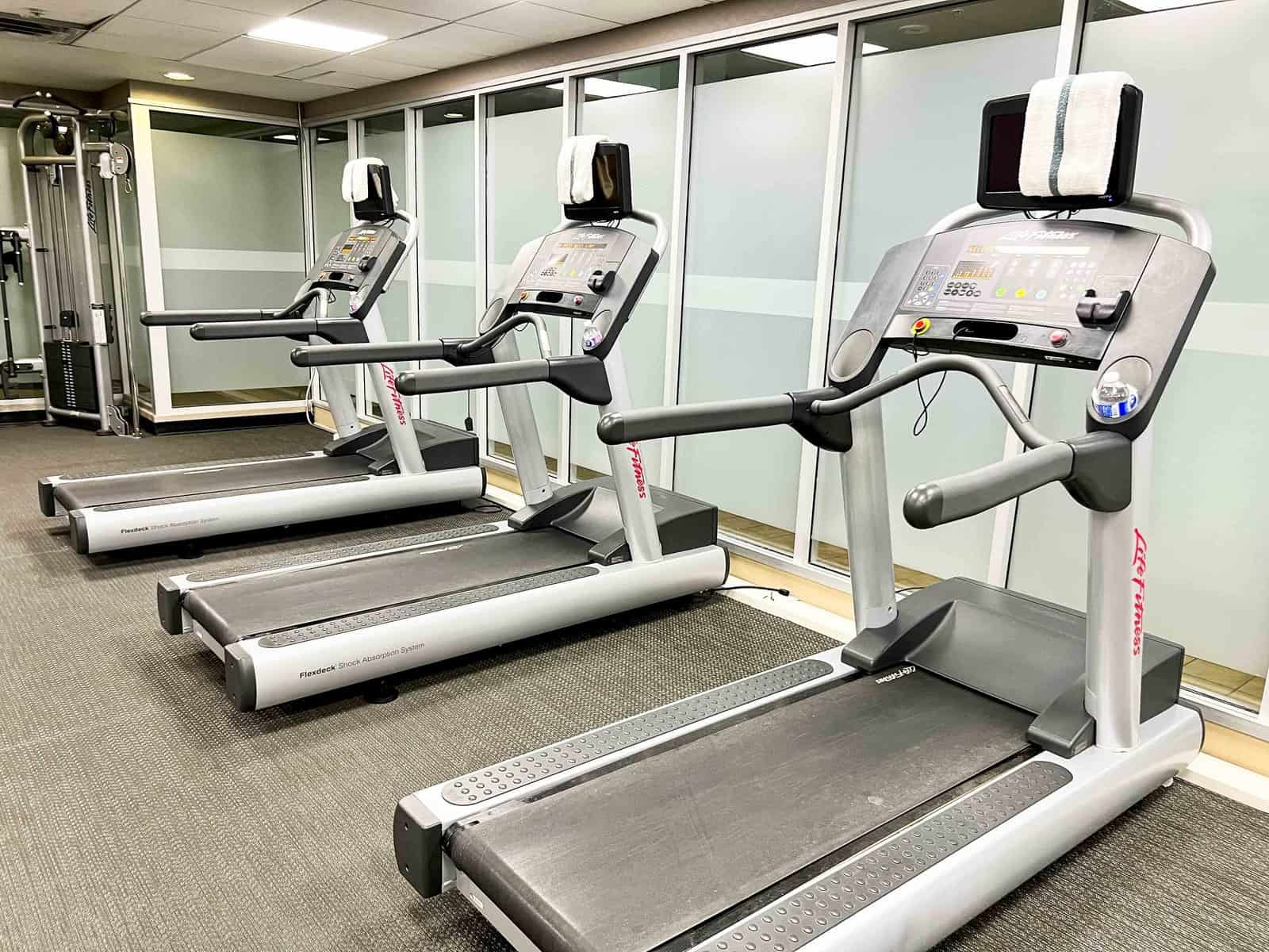 Review: Courtyard Toronto Downtown | Marriott Bonvoy - Courtyard Toronto Downtown Gym 5