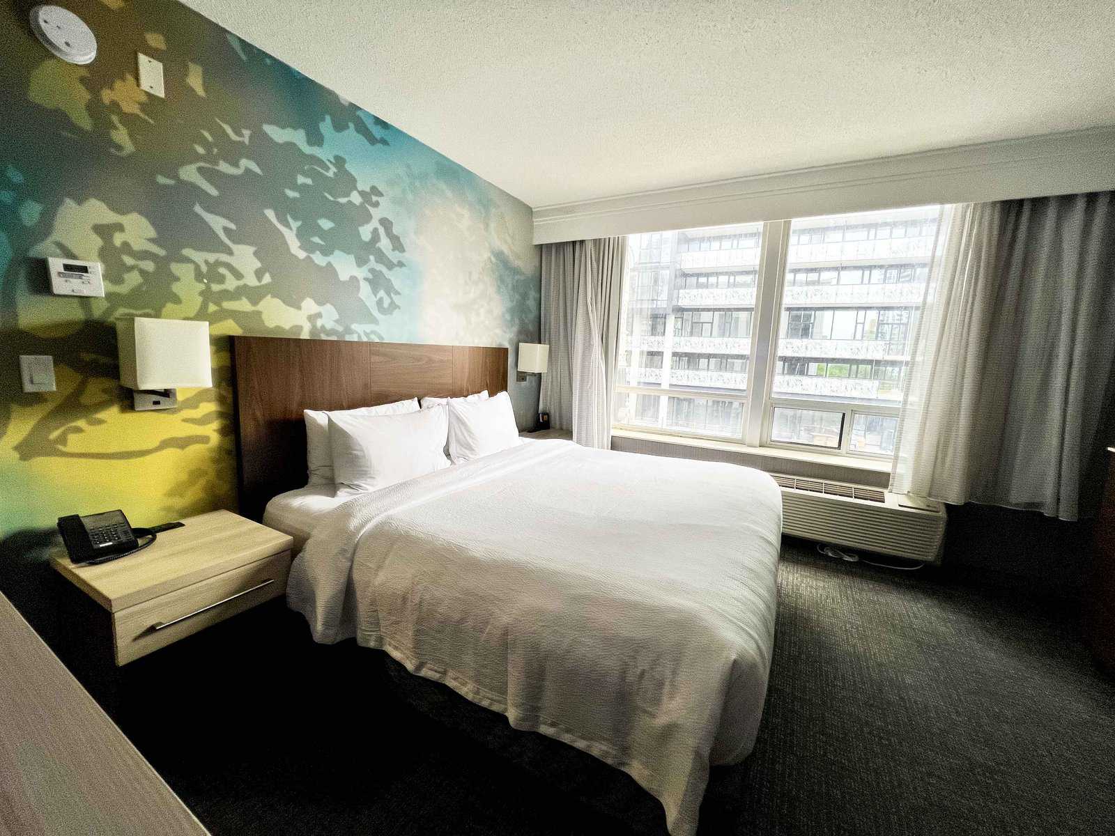 Review: Courtyard Toronto Downtown | Marriott Bonvoy - Courtyard Toronto Downtown Room 2