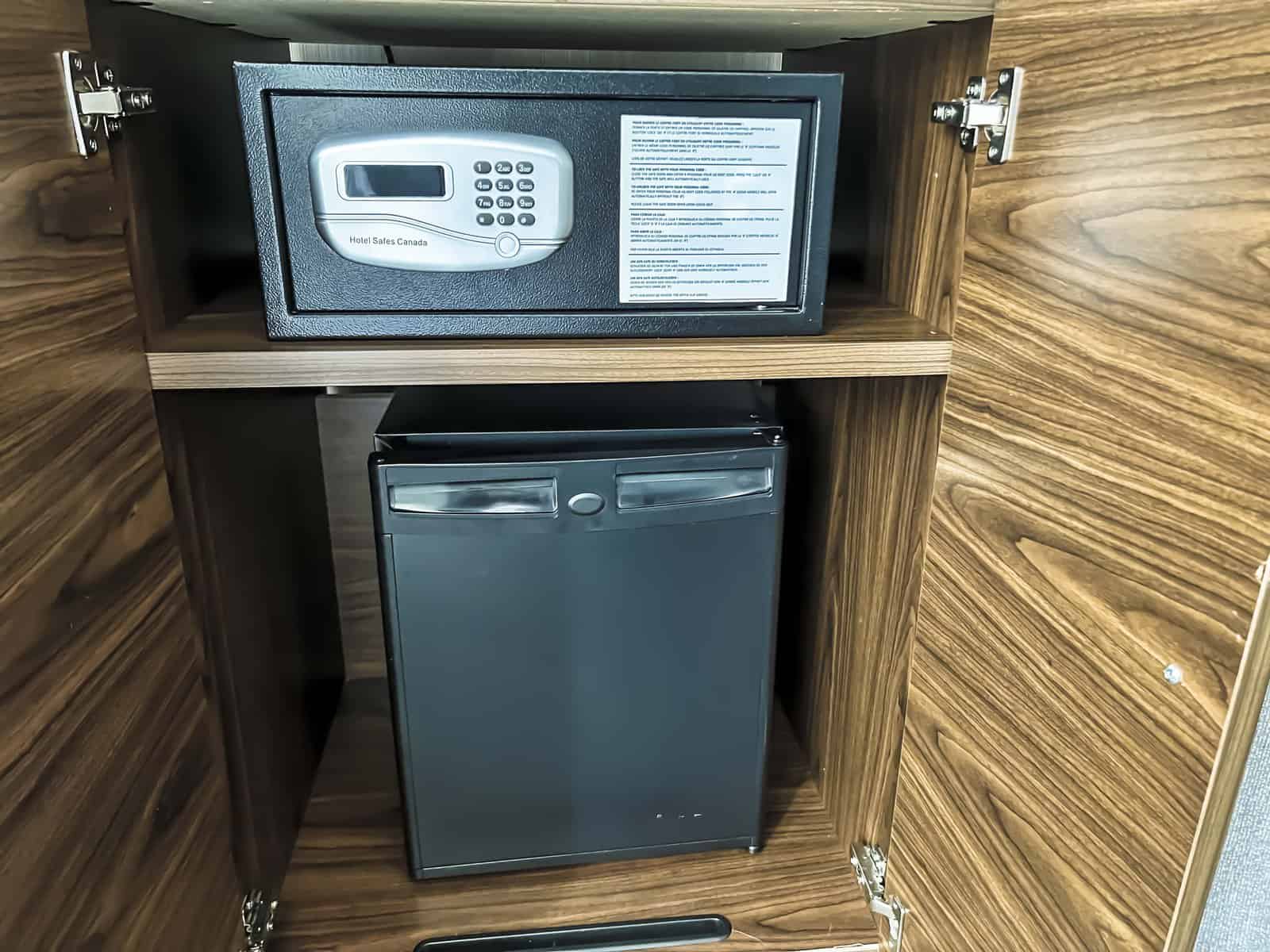 Review: Courtyard Toronto Downtown | Marriott Bonvoy - Courtyard Toronto Downtown Safe & Fridge