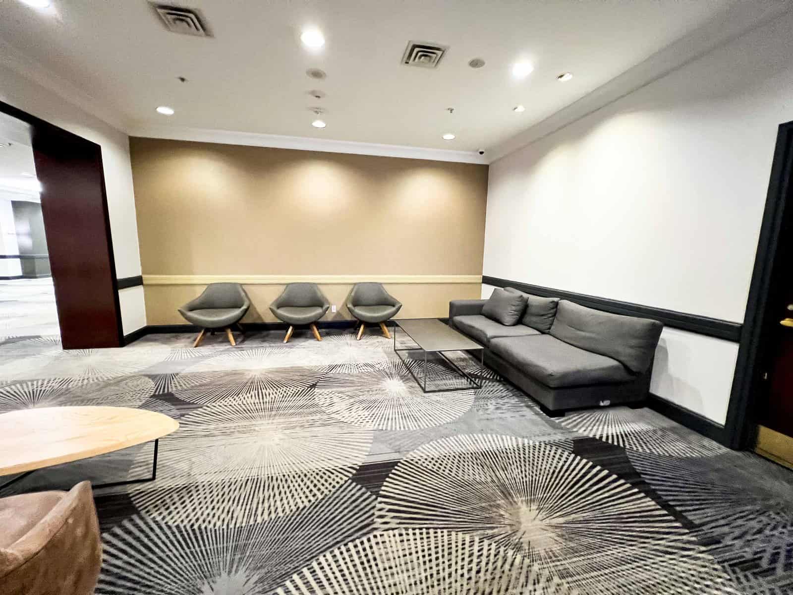 Review: Courtyard Toronto Downtown | Marriott Bonvoy - Courtyard Toronto Downtown Waiting Area
