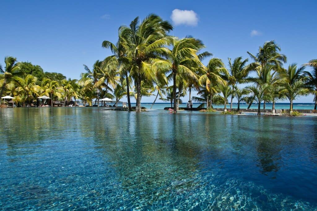 Une piscine inifinie à l île Maurice Pixabay