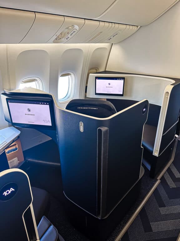review-air-france-777-300er-new-business-class-cdg-nce-milesopedia