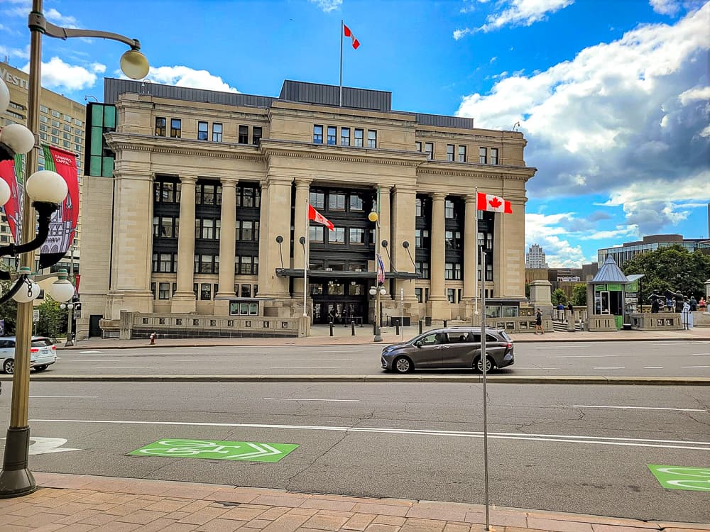 Le centre de conférences du Gouvernement, anciennement la gare d’Ottawa, situé juste en face de l’hôtel.