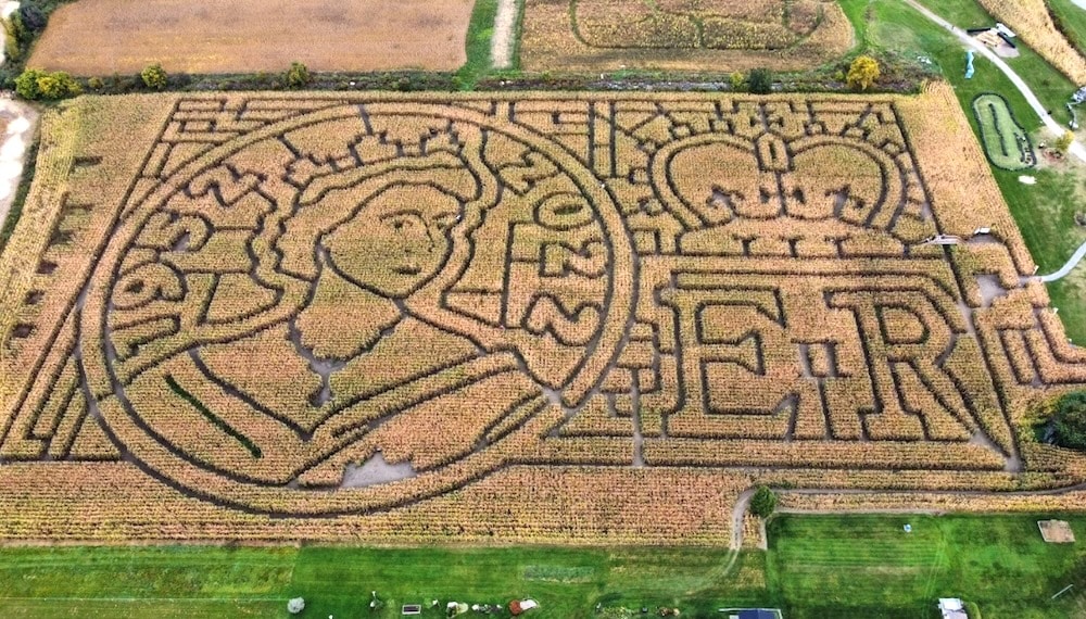 Un grand labyrinthe dans un champs