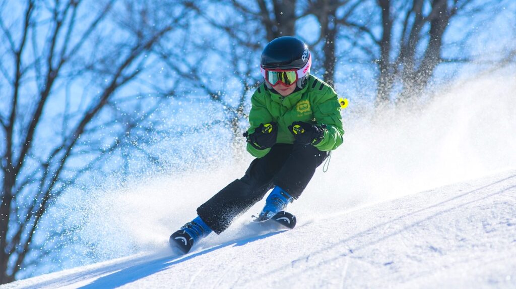 Un enfant fait du ski