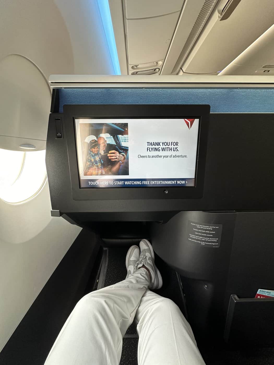 Review: Delta A350 | Delta One Suite | SYD-LAX - Screen and footrest