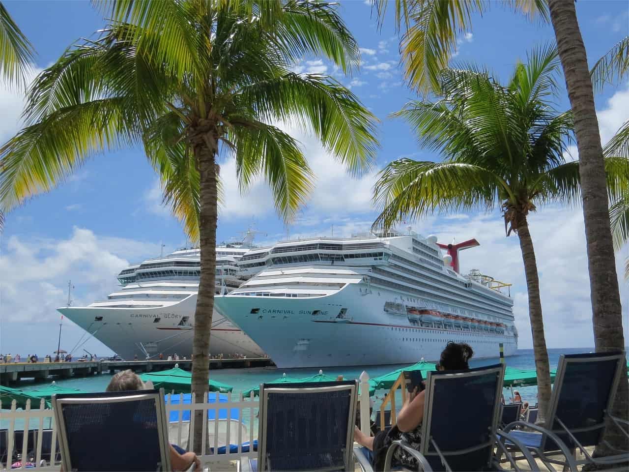 Comment choisir sa croisière dans les Caraïbes? - croisiéristes à la plage pixabay