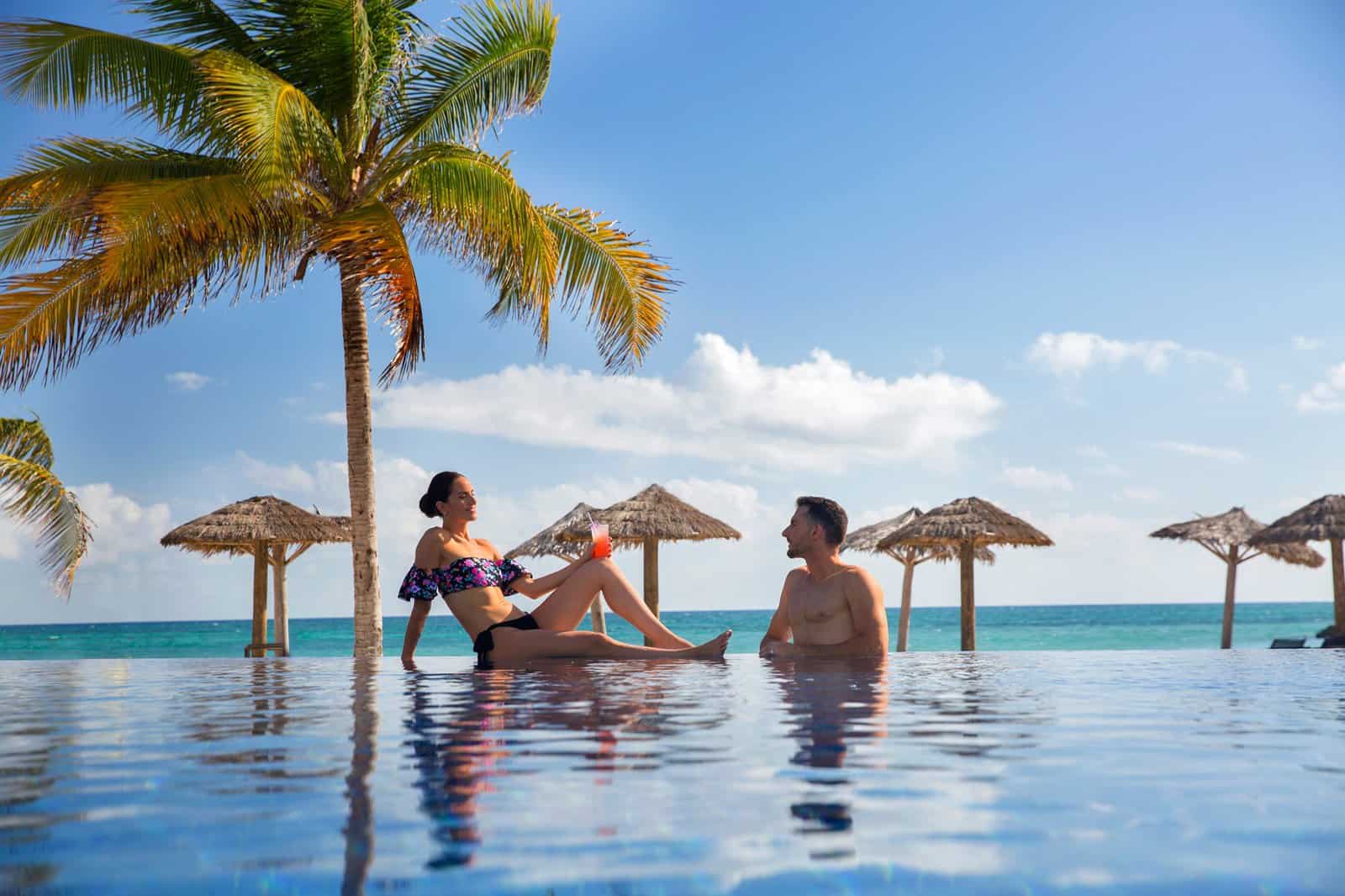 Our Selection of the Best Adults-Only All-Inclusive Resorts - piscine au Hideaway at Royalton Blue Waters