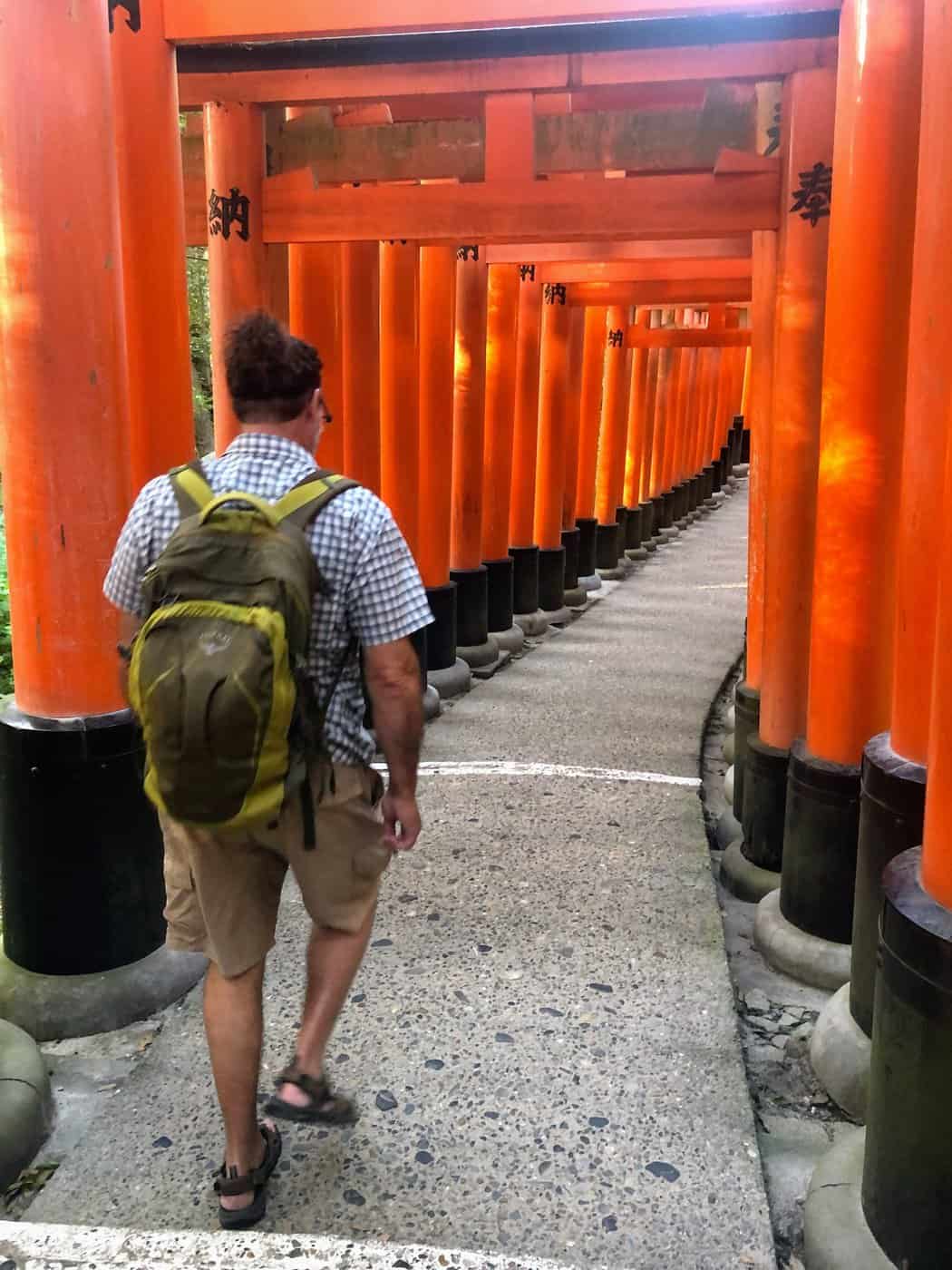 Témoignage : Un mini tour du monde de 2 mois avec les points - Fushimi Inari Tori rouge Kyoto