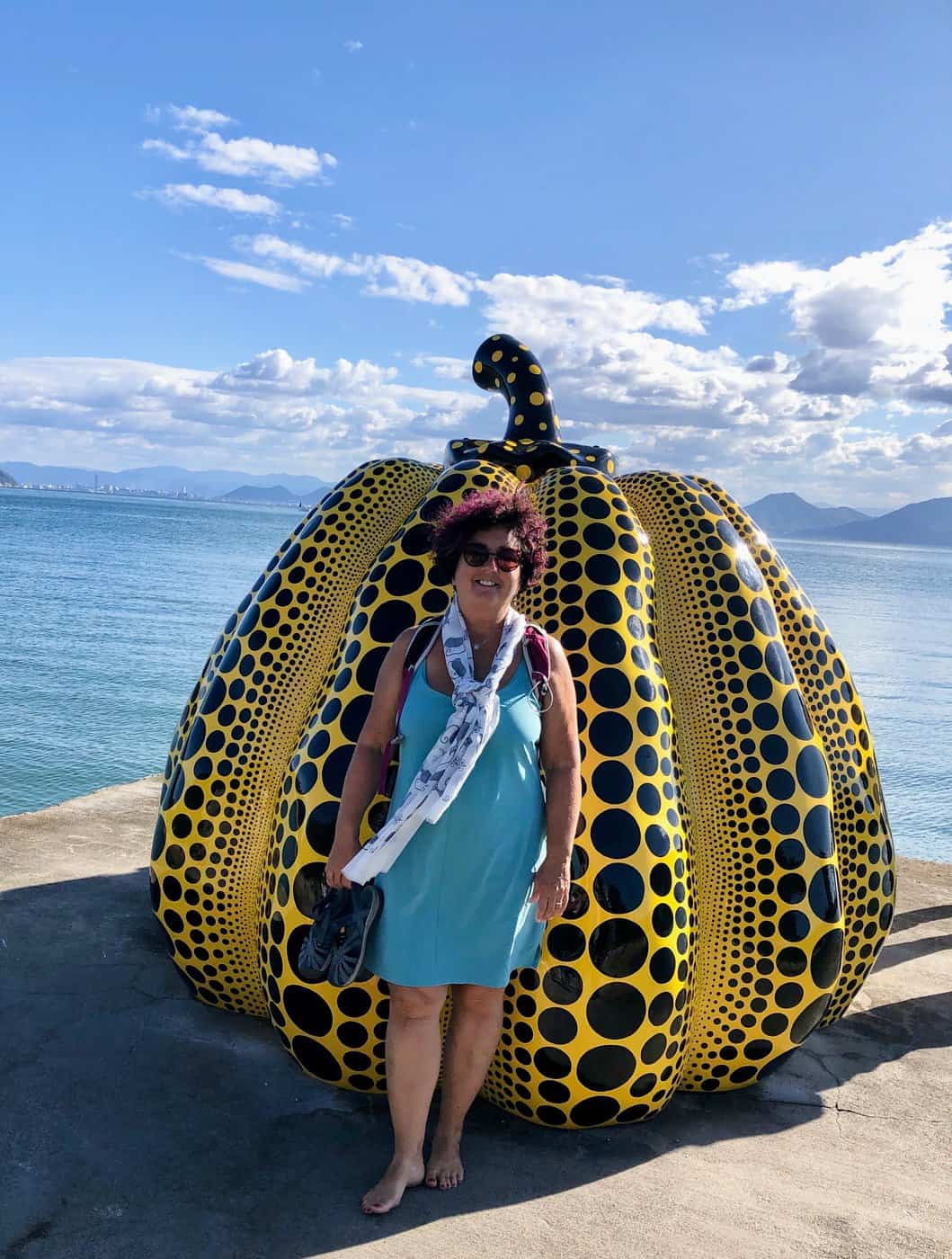 Témoignage : Un mini tour du monde de 2 mois avec les points - Sylvie citrouille jaune Yayoi Kushuma ile Naoshima Japon