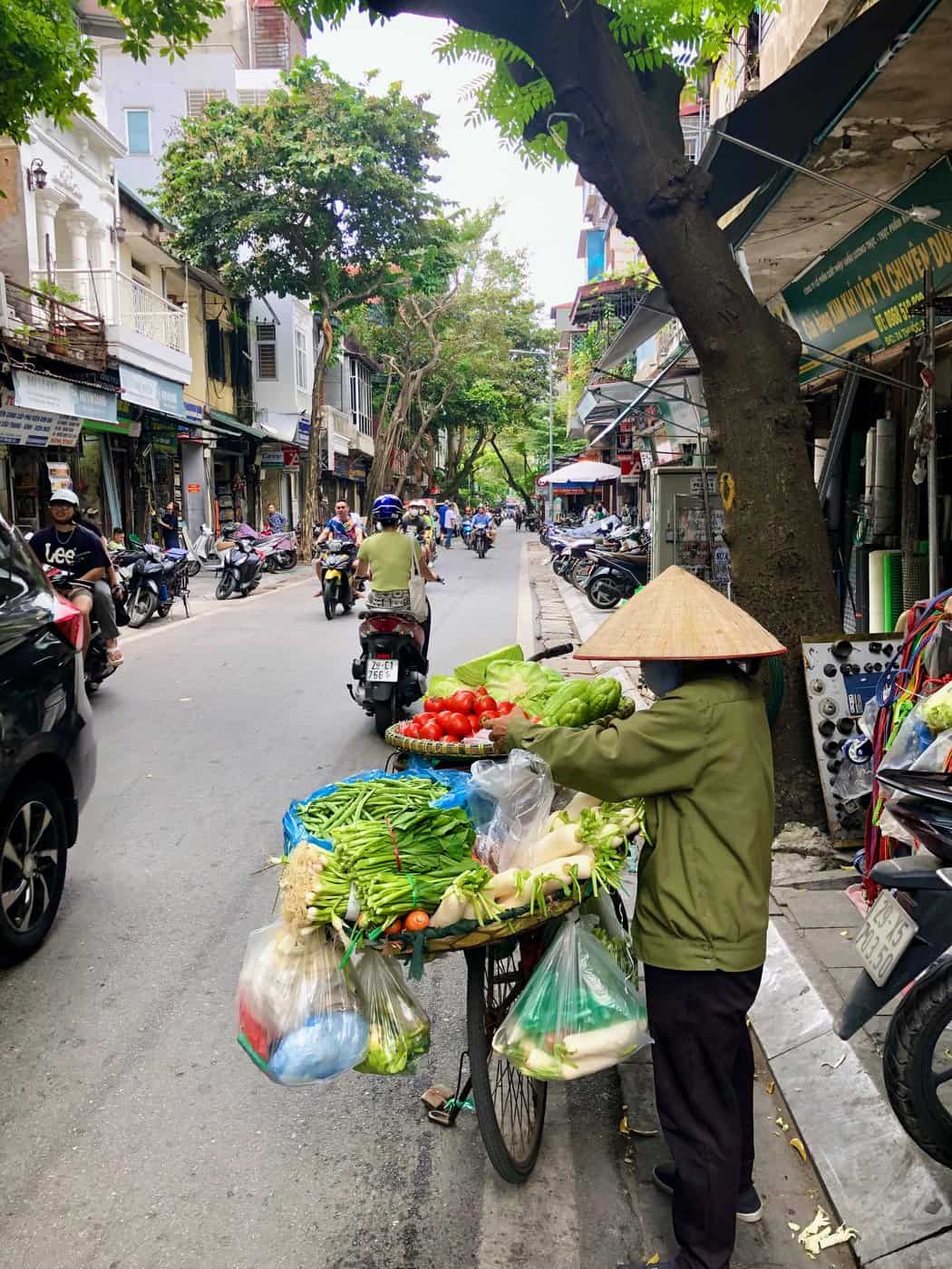Témoignage : Un mini tour du monde de 2 mois avec les points - Marchande de rue Hanoi Vietnam