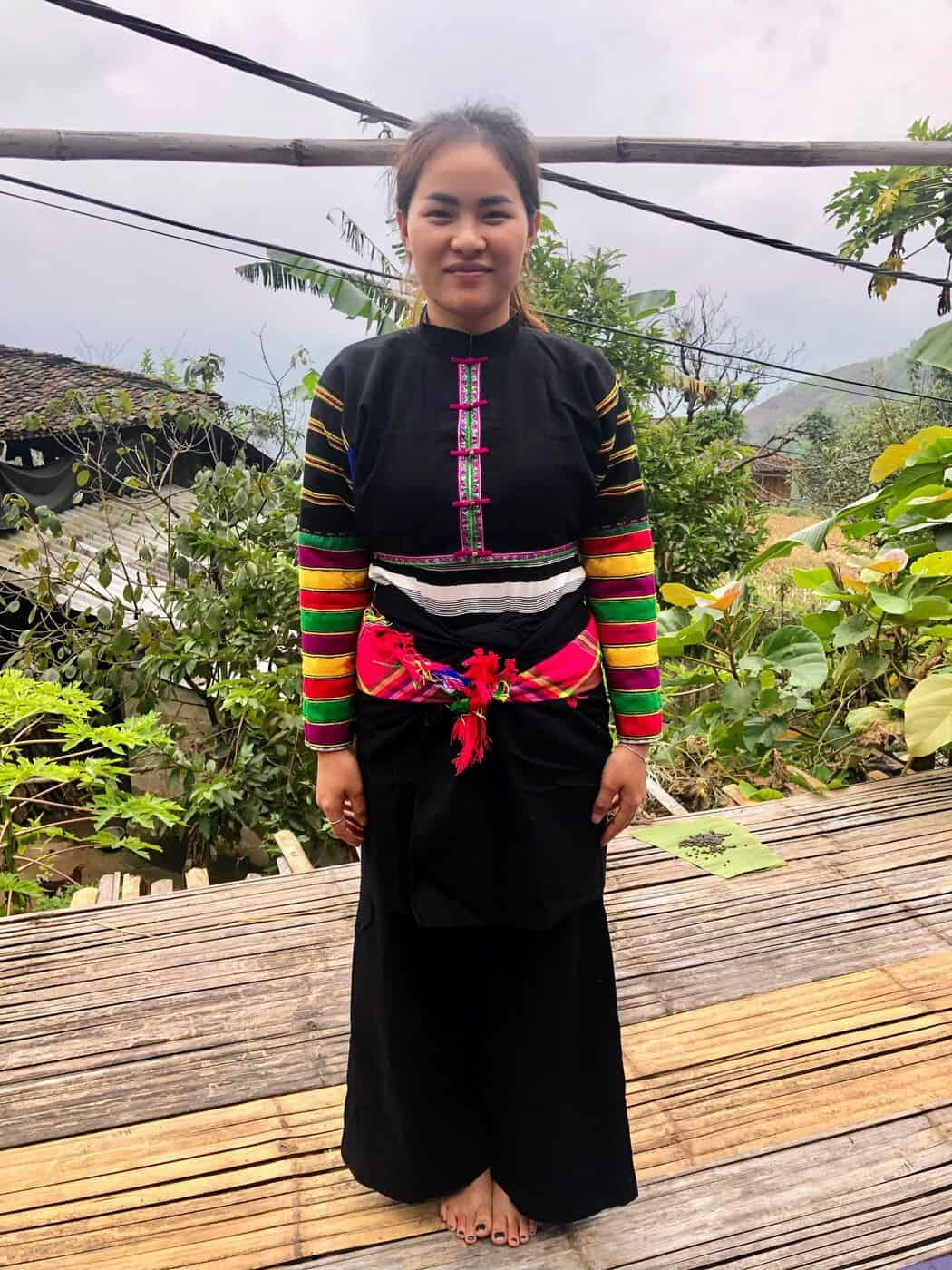 Témoignage : Un mini tour du monde de 2 mois avec les points - Jeune femme ethnie Lolos Vietnam du nord