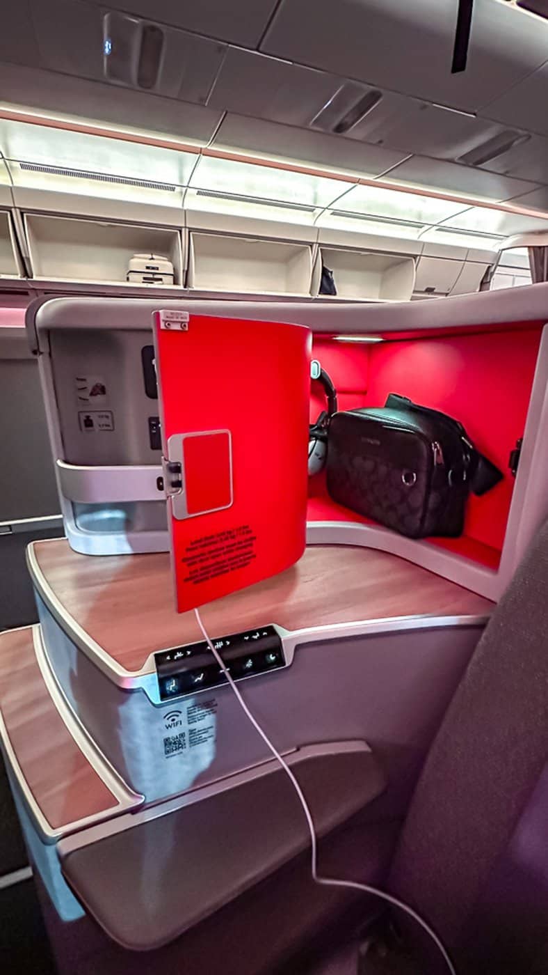 Review: Iberia A350 | Business Class | LHR-MAD - ibA359-09