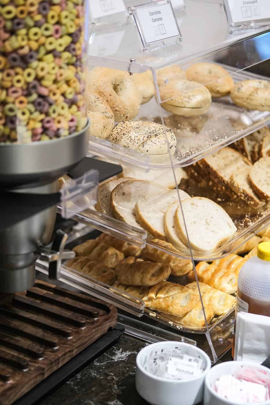 Montréal-Trudeau YUL&nbsp;: Ouverture du Salon Odyssée Desjardins - Plaza Premium Lounge (Transfrontalier) - salon desjardins transfrontalier bagels ADMTL