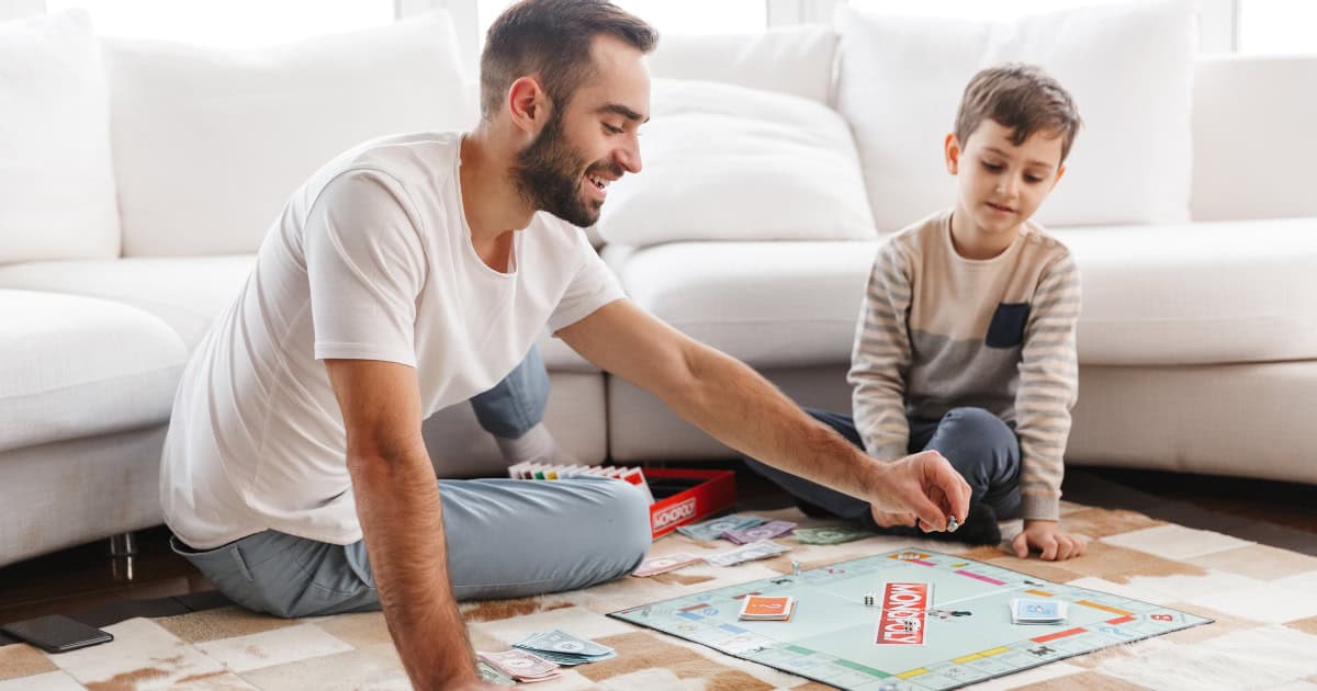 Comment initier ses enfants aux finances personnelles - Enfants Monopoly