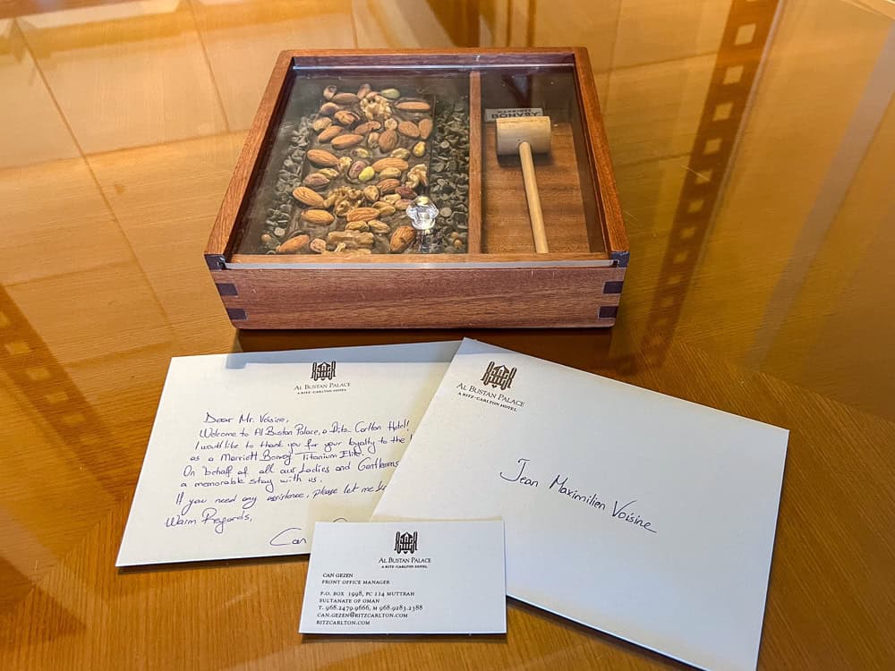 Coffret de bienvenue noix et lettre personnalis&eacute;e Ritz-Carlton Al Bustan Palace