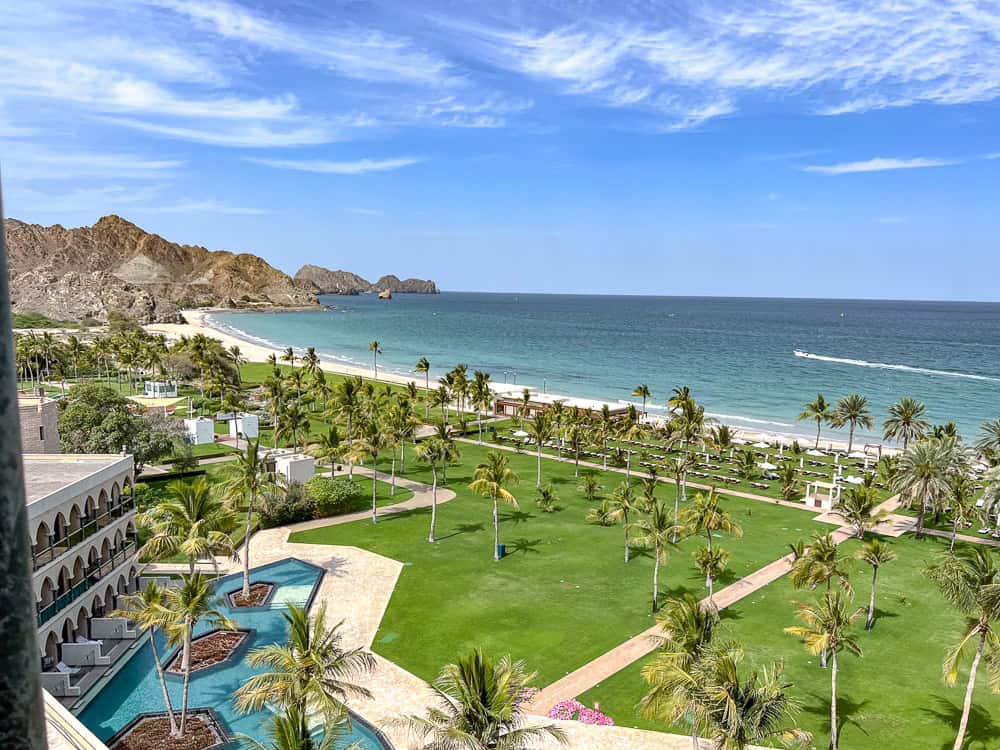 Vue panoramique depuis le balcon de la suite sur la plage et les montagnes