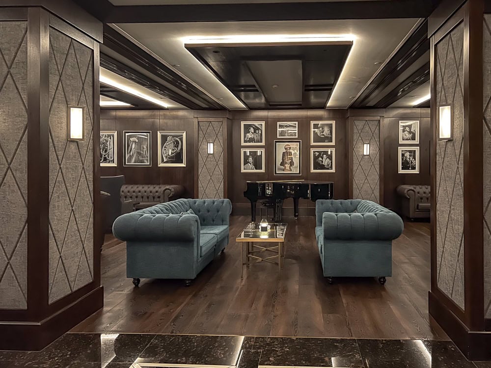 Al Maha Bar Lounge avec canap&eacute;s Chesterfield et piano