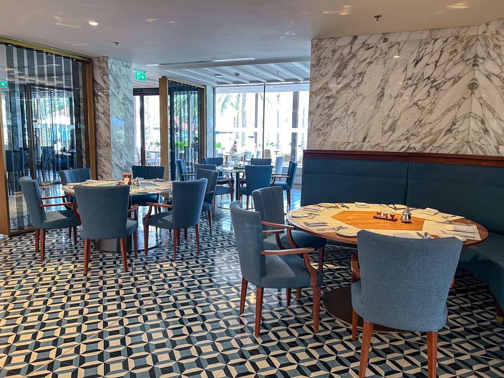 Salle petit-d&eacute;jeuner Al Khiran Kitchen carrelage mosa&iuml;que et marbre